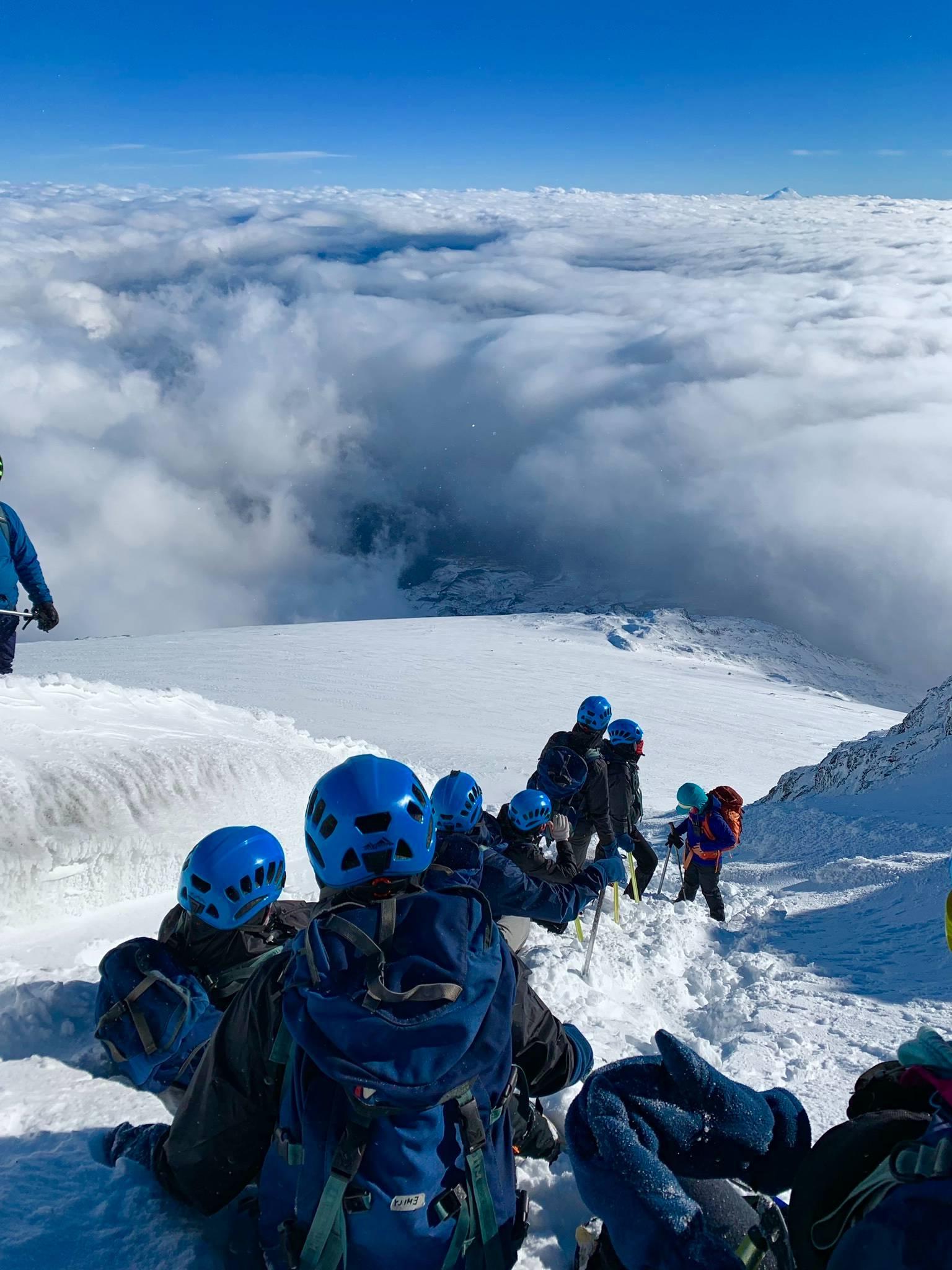 学生在智利登山